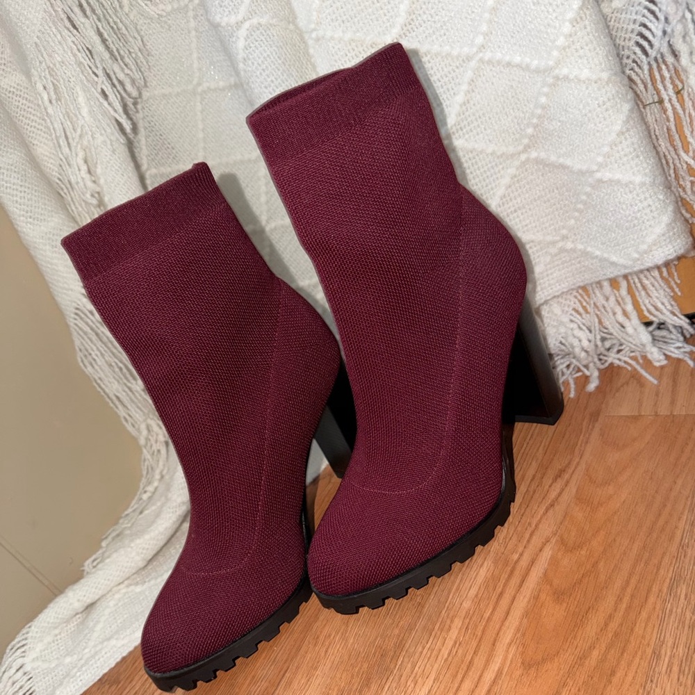 Shoedazzle Booties Burgandy NWOT